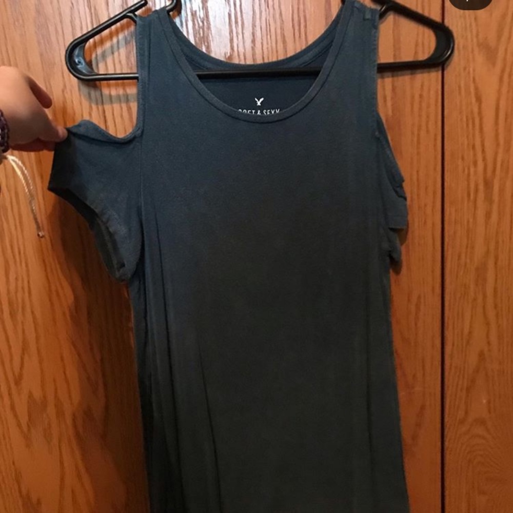 Open shoulder tee